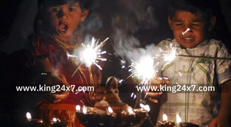 பட்டாசு வெடிக்கையில் கண்களை பாதுகாப்பது எப்படி? மருத்துவர் பரிந்துரைக்கும் முதலுதவி ஆலோசனைகள் பட்டாசு வெடிக்கையில் கண்களை பாதுகாப்பது எப்படி? மருத்துவர் பரிந்துரைக்கும் முதலுதவி ஆலோசனைகள்