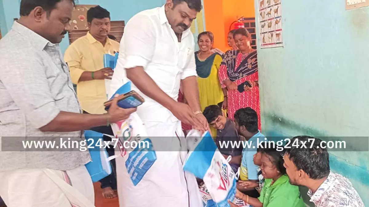 தமிழ்மலா் சிறப்பு பள்ளி மாணவா்களுக்கு புத்தாடை