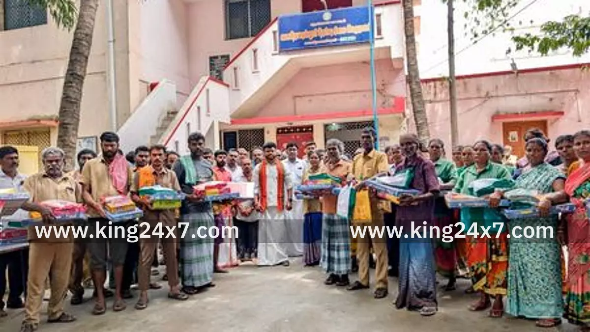 தூய்மைப் பணியாளா்களுக்கு தீபாவளி பரிசுத் தொகுப்பு வழங்கல்