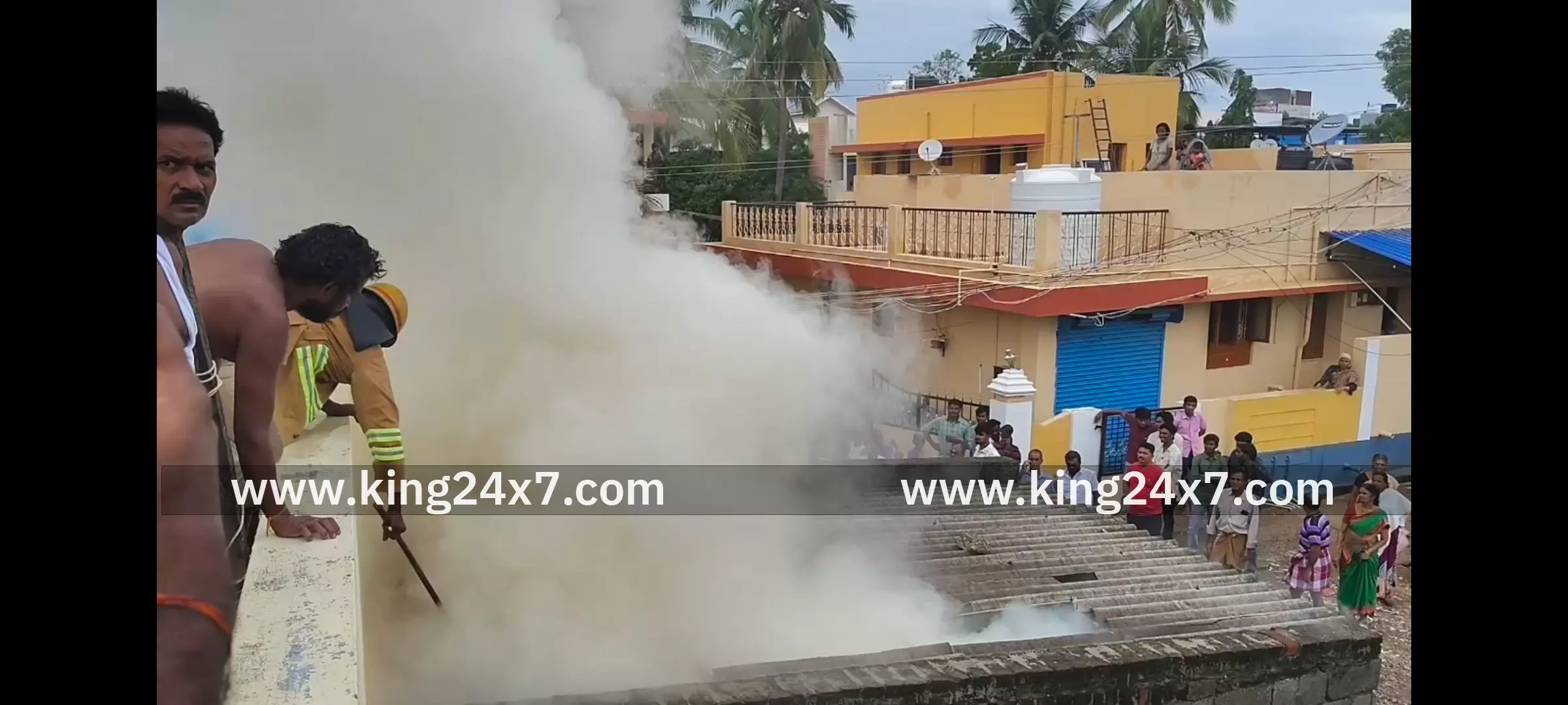 கோவில்பட்டியில் தீப்பெட்டி குடோனில் தீ விபத்து! கோவில்பட்டியில் தீப்பெட்டி குடோனில் தீ விபத்து!