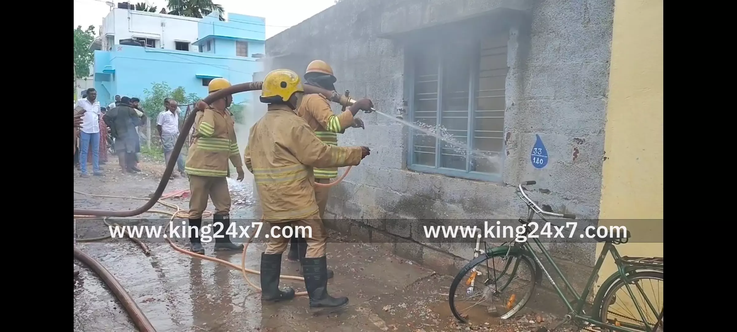 கோவில்பட்டியில் தீப்பெட்டி குடோனில் தீ விபத்து! கோவில்பட்டியில் தீப்பெட்டி குடோனில் தீ விபத்து!