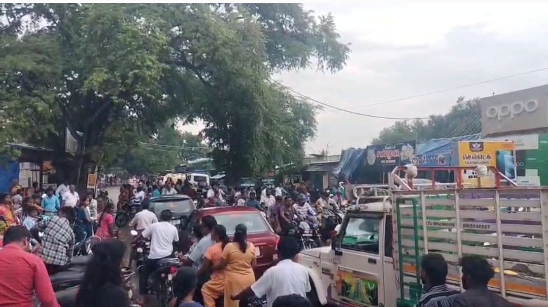 போச்சம்பள்ளி 4-ங்கு வழி சாலையில்  போக்குவரத்து நெரிச்சலால் வாகன ஓட்டிகள் அவதி.