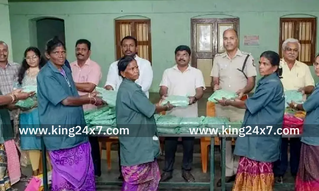 தீபாவளி முன்னிட்டு புத்தாடைகள் வழங்கிய ஊத்தங்கரை டி.எஸ்.பி. தீபாவளி முன்னிட்டு புத்தாடைகள் வழங்கிய ஊத்தங்கரை டி.எஸ்.பி.