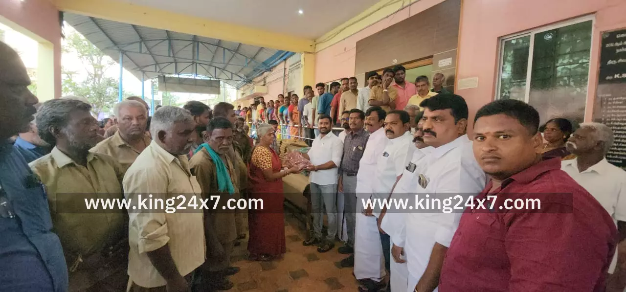 நகராட்சி பணியாளர்களுக்கு தீபாவளி பரிசு நகராட்சி பணியாளர்களுக்கு தீபாவளி பரிசு