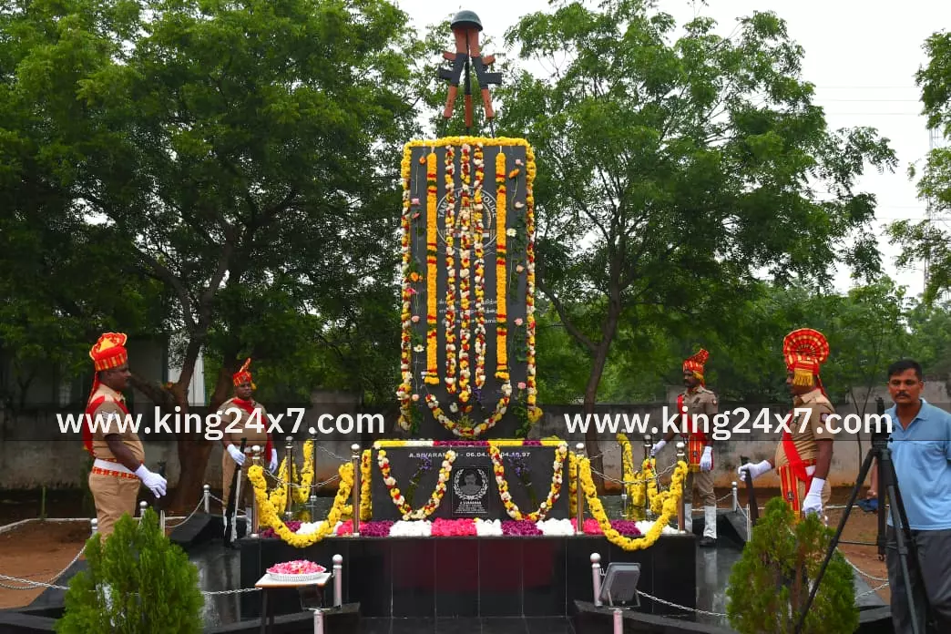 கரூரில் நீத்தார் நினைவு தினம் அனுசரிப்பு மாவட்ட காவல் கண்காணிப்பாளர் ஜோஸ் தங்கையா தலைமையில் நடைபெற்றது