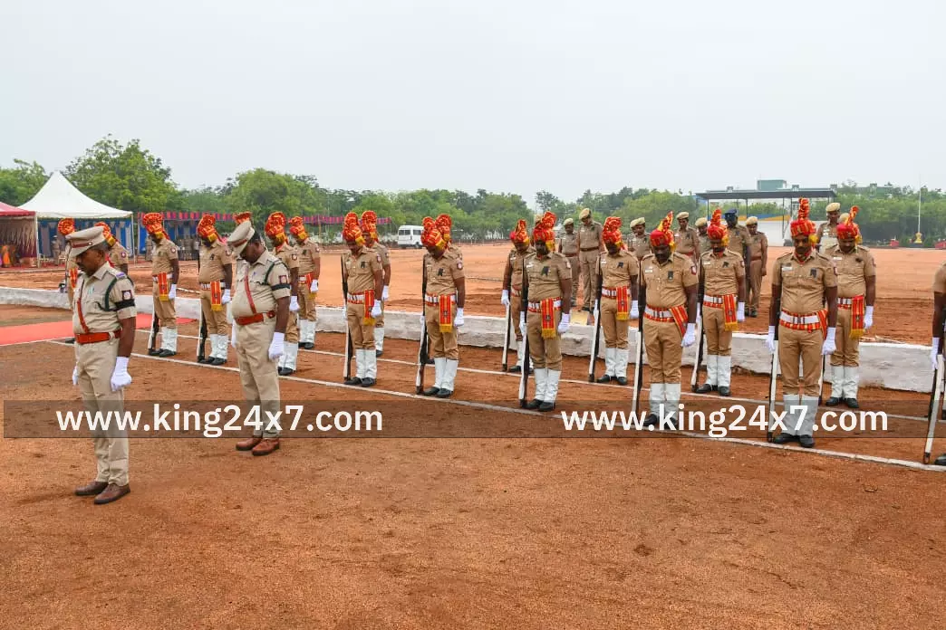 கரூரில் நீத்தார் நினைவு தினம் அனுசரிப்பு மாவட்ட காவல் கண்காணிப்பாளர் ஜோஸ் தங்கையா தலைமையில் நடைபெற்றது கரூரில் நீத்தார் நினைவு தினம் அனுசரிப்பு மாவட்ட காவல் கண்காணிப்பாளர் ஜோஸ் தங்கையா தலைமையில் நடைபெற்றது