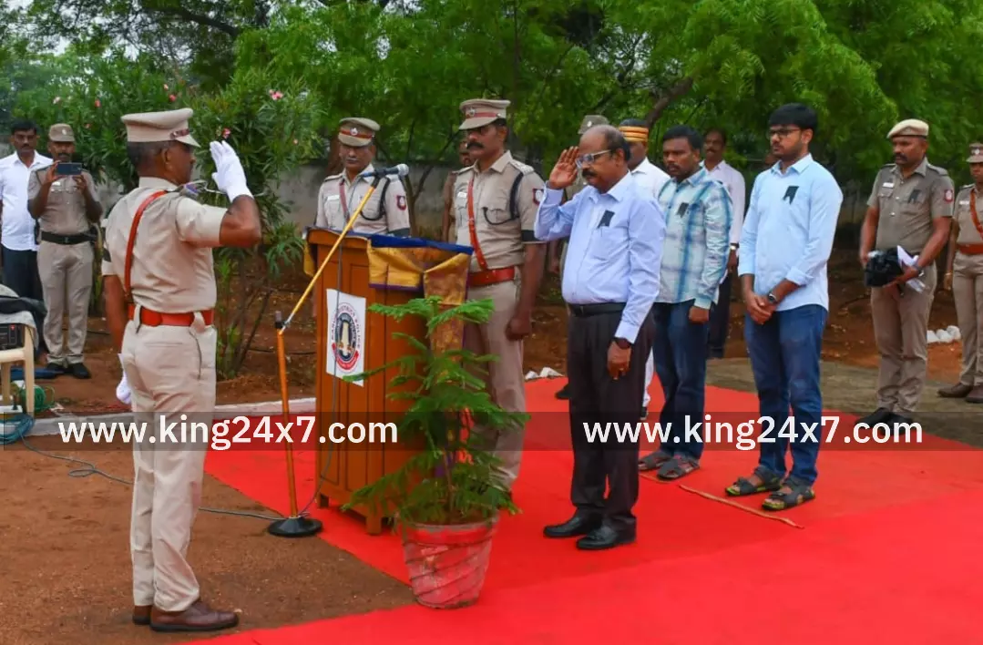 கரூரில் நீத்தார் நினைவு தினம் அனுசரிப்பு மாவட்ட காவல் கண்காணிப்பாளர் ஜோஸ் தங்கையா தலைமையில் நடைபெற்றது கரூரில் நீத்தார் நினைவு தினம் அனுசரிப்பு மாவட்ட காவல் கண்காணிப்பாளர் ஜோஸ் தங்கையா தலைமையில் நடைபெற்றது