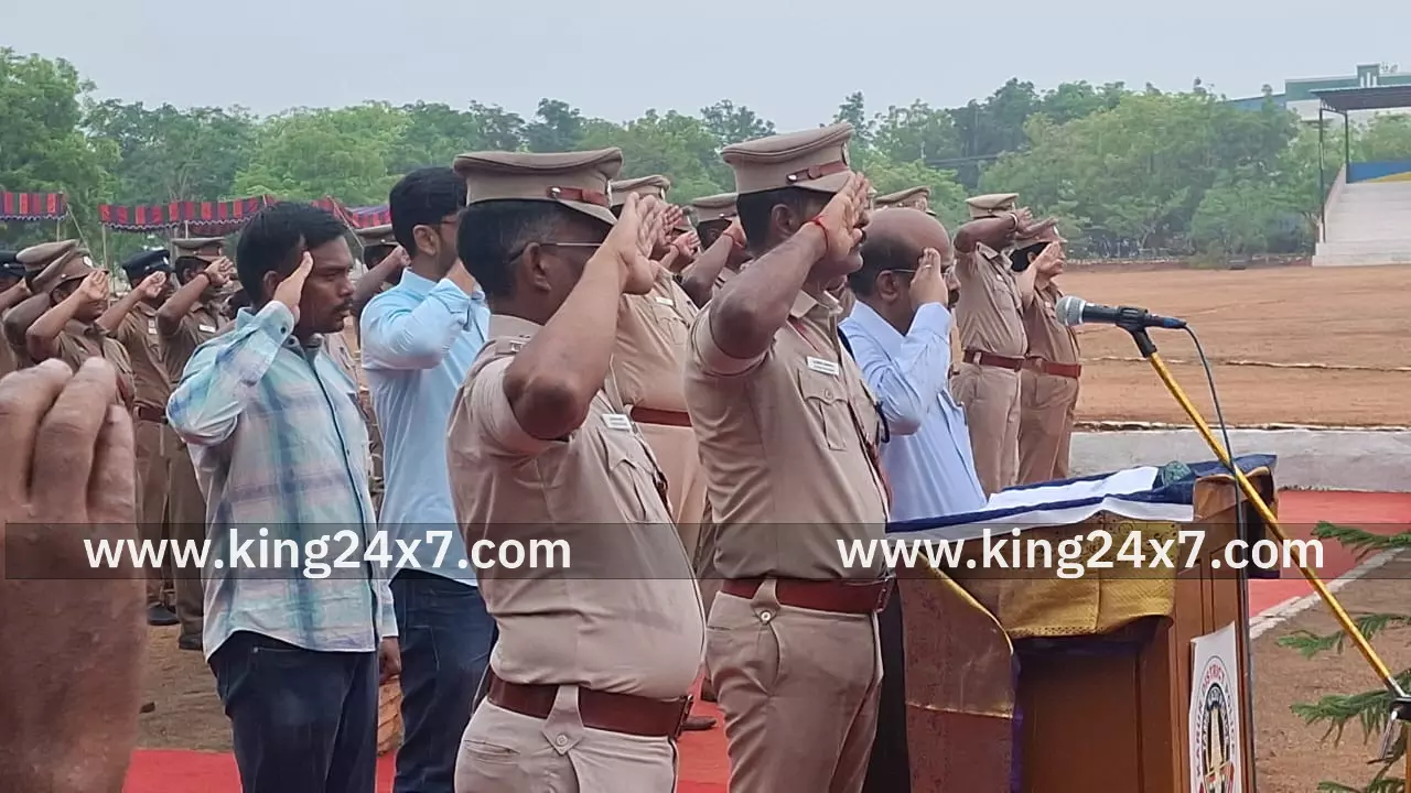 கரூரில் நீத்தார் நினைவு தினம் அனுசரிப்பு மாவட்ட காவல் கண்காணிப்பாளர் ஜோஸ் தங்கையா தலைமையில் நடைபெற்றது கரூரில் நீத்தார் நினைவு தினம் அனுசரிப்பு மாவட்ட காவல் கண்காணிப்பாளர் ஜோஸ் தங்கையா தலைமையில் நடைபெற்றது