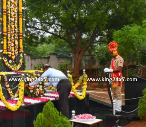 கரூரில் நீத்தார் நினைவு தினம் அனுசரிப்பு மாவட்ட காவல் கண்காணிப்பாளர் ஜோஸ் தங்கையா தலைமையில் நடைபெற்றது கரூரில் நீத்தார் நினைவு தினம் அனுசரிப்பு மாவட்ட காவல் கண்காணிப்பாளர் ஜோஸ் தங்கையா தலைமையில் நடைபெற்றது