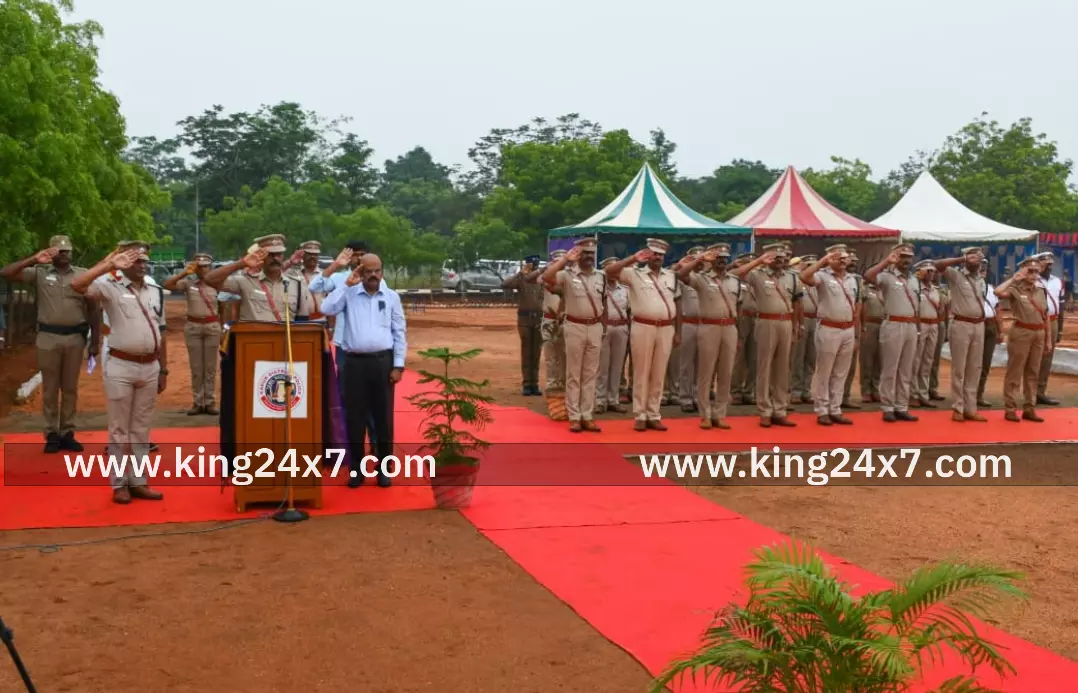 கரூரில் நீத்தார் நினைவு தினம் அனுசரிப்பு மாவட்ட காவல் கண்காணிப்பாளர் ஜோஸ் தங்கையா தலைமையில் நடைபெற்றது கரூரில் நீத்தார் நினைவு தினம் அனுசரிப்பு மாவட்ட காவல் கண்காணிப்பாளர் ஜோஸ் தங்கையா தலைமையில் நடைபெற்றது