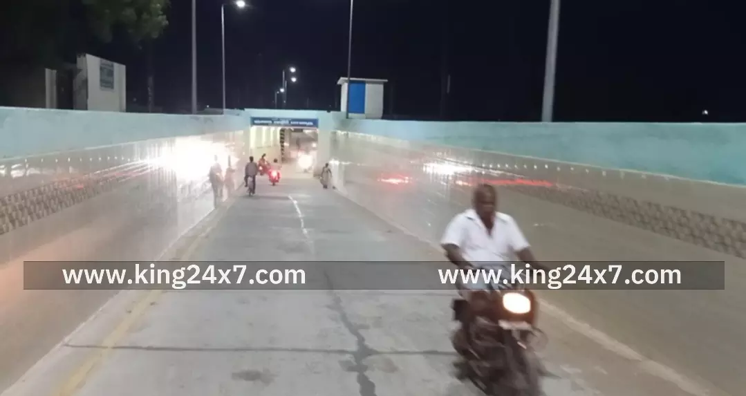 அம்மா சாலையில் டூவீலரில் செல்லும்போது குதிரை குறுக்கே வந்ததால் விபத்து.