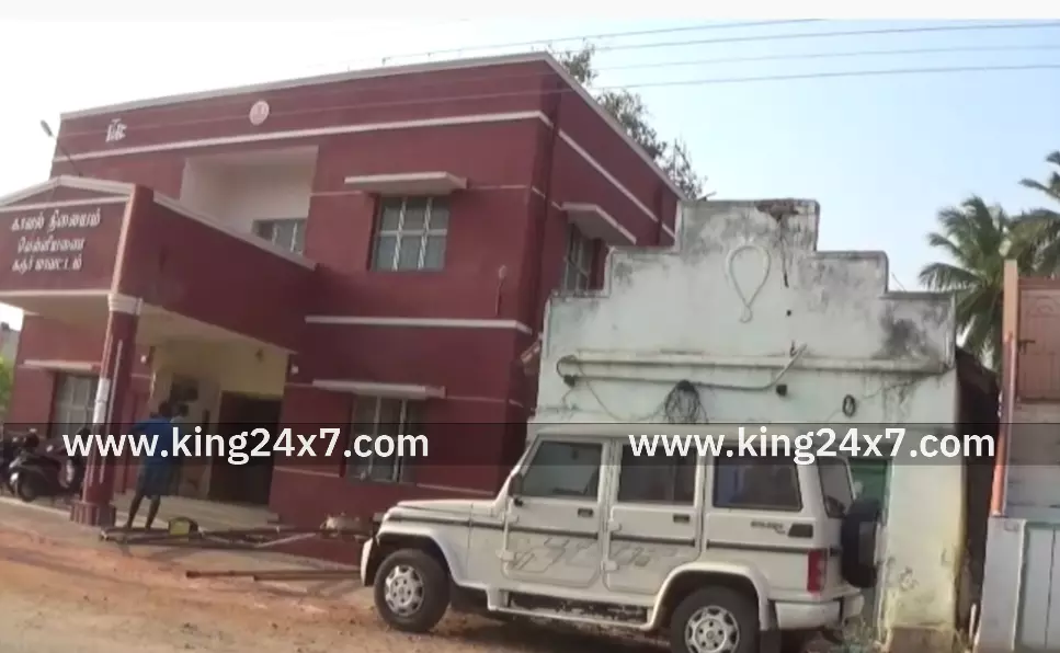 மணவாடி அருகே பழுதடைந்த டூவீலரை பழுது பார்க்கும் போது வேகமாக வந்த மற்றொரு டூவீலர் மோதி விபத்து. ஒருவர் படுகாயம். மணவாடி அருகே பழுதடைந்த டூவீலரை பழுது பார்க்கும் போது வேகமாக வந்த மற்றொரு டூவீலர் மோதி விபத்து. ஒருவர் படுகாயம்.