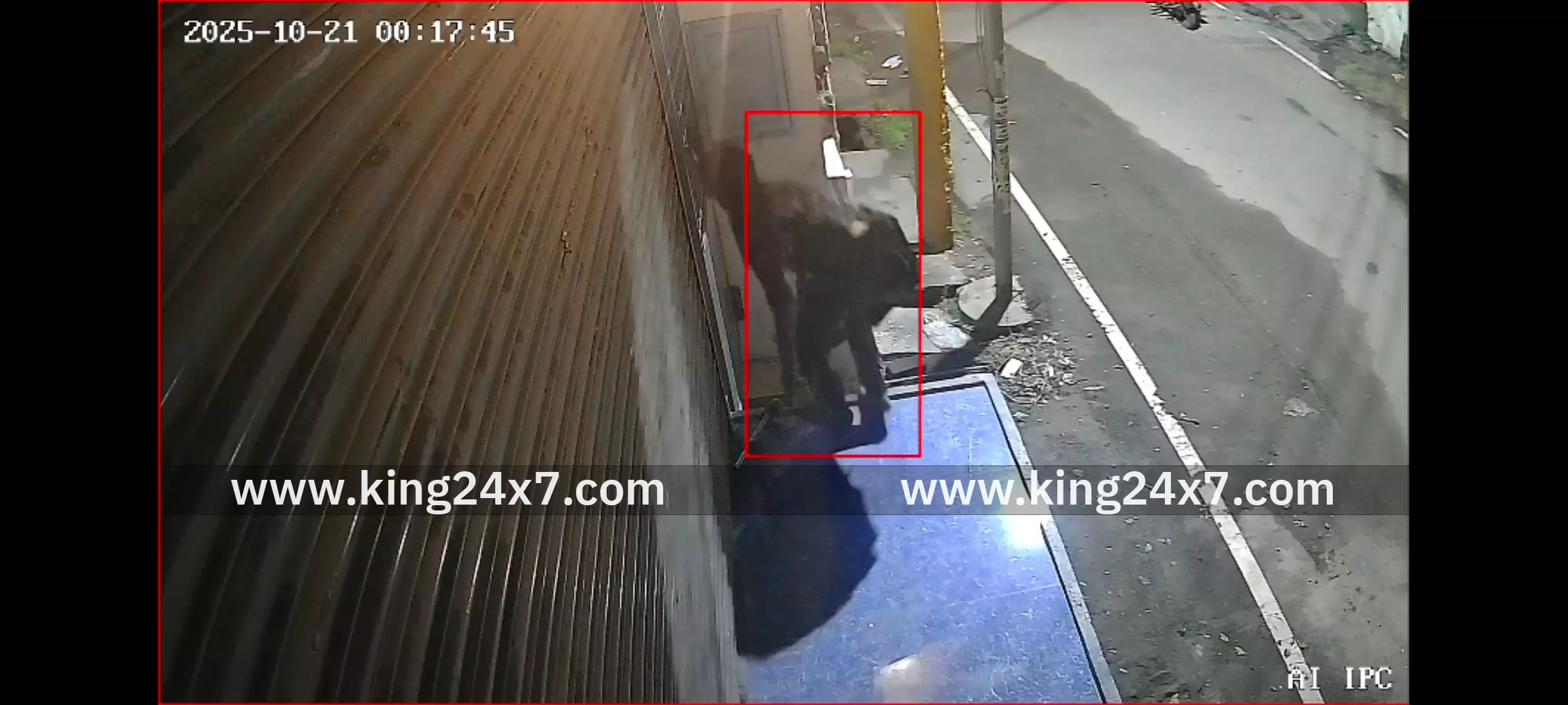 நான்கு செல்போன் கடைகளில் பூட்டை உடைத்து கொள்ளை!