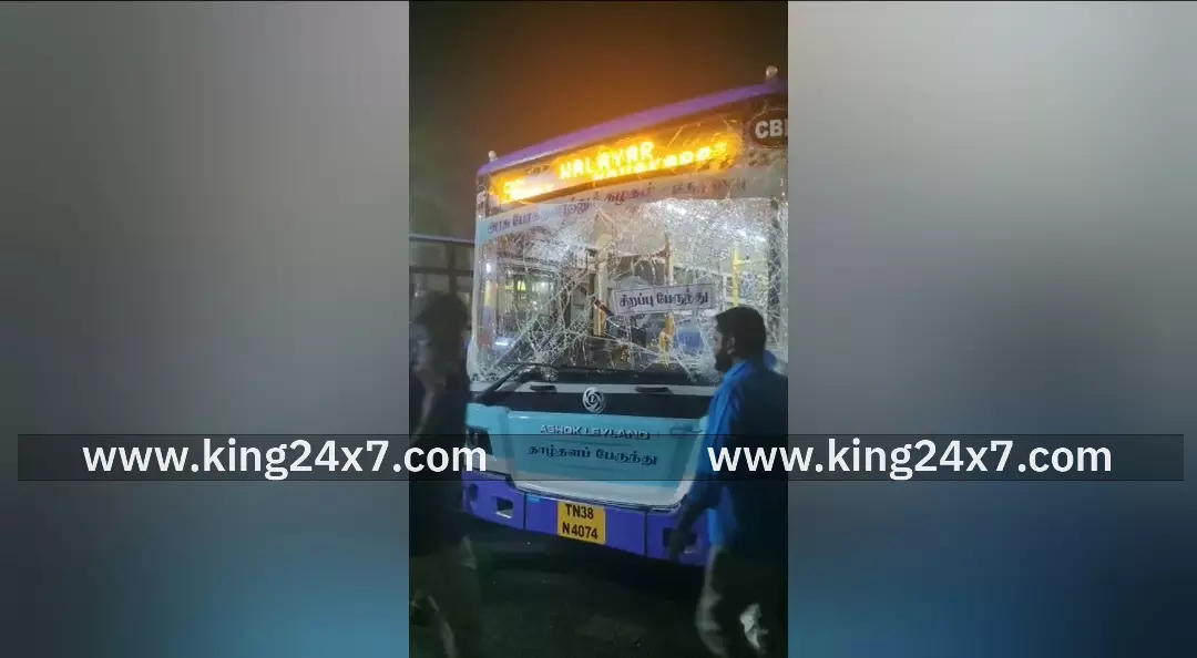 கோவை பேருந்து நிலையத்தில் தாறுமாறாக ஓடிய அரசு பேருந்து – 19 வயது இளம் பெண் பலி, 3 பேர் படுகாயம் கோவை பேருந்து நிலையத்தில் தாறுமாறாக ஓடிய அரசு பேருந்து – 19 வயது இளம் பெண் பலி, 3 பேர் படுகாயம்