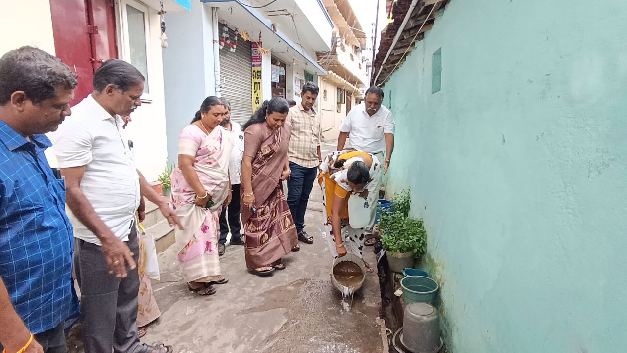மழைக்காலம் தொடங்கியுள்ளதை அடுத்து திருச்செங்கோடு நகராட்சியில் உள்ள அனைத்து வார்டுகளிலும் டெங்கு விழிப்புணர்வு பிரச்சாரம்