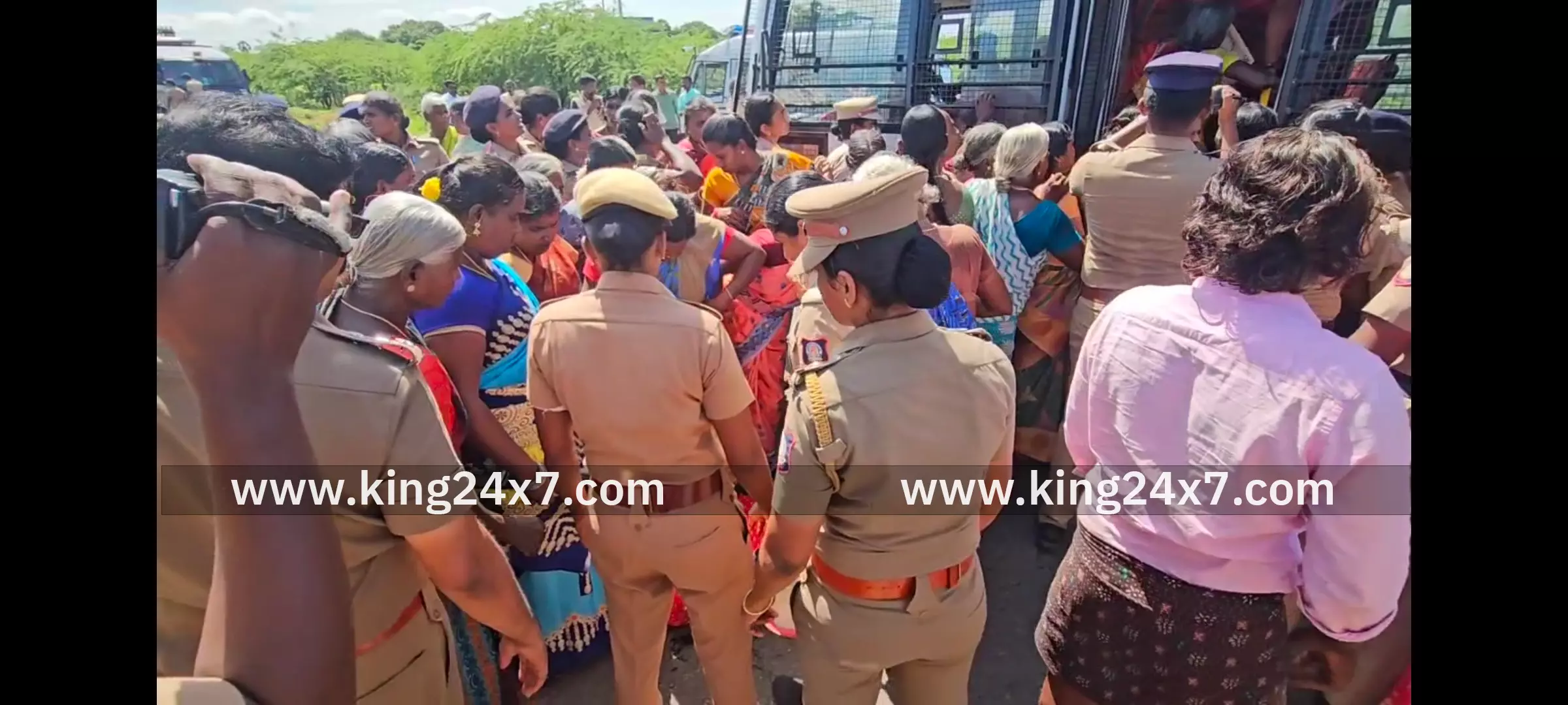 கிராம மக்கள் சாலை மறியல் போலீசாருடன் வாக்குவாதம் பரபரப்பு