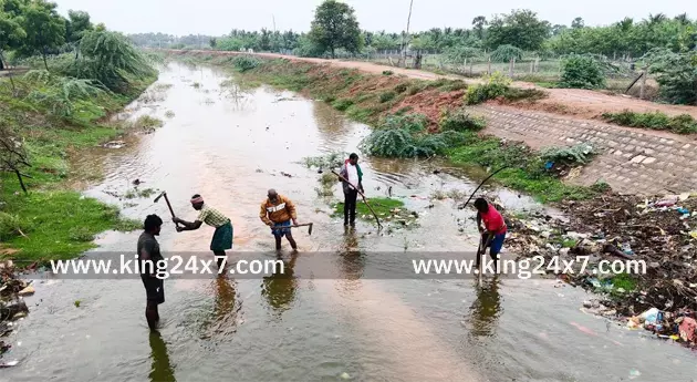 சடையனேரி கால்வாயில் திறக்கப்பட்ட தண்ணீர் நங்கைமொழி பகுதிக்கு வருகை: மலர் தூவி வரவேற்பு!