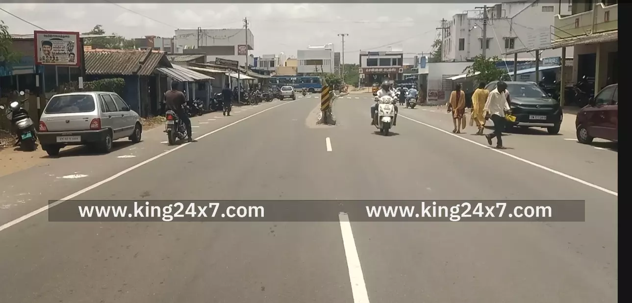 மரகதப்புரிஅருகே டூவீலர்கள் நேருக்கு நேர் மோதல். அக்கா தம்பி படுகாயம்.