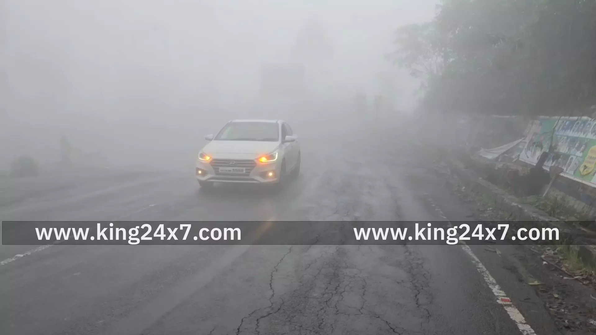 கடும் பனிமூட்டம் முகப்பு விளக்குகளை எரிய விட்டபடி ஊர்ந்து செல்லும் வாகனங்கள்