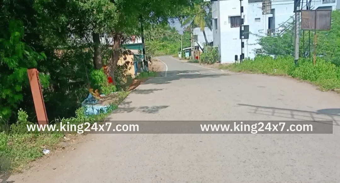 திருக்காம்புலியூர் அருகே டூவீலரில் சென்ற கணவன் மனைவி மீது அடையாளம் தெரியாத கார் மோதி விபத்து.