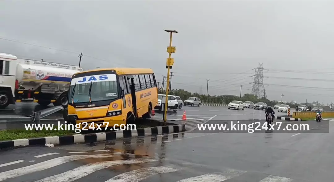 கருமத்தம்பட்டி பைபாஸ் சாலையில் பள்ளி பேருந்து விபத்து – 2 மாணவர்கள் காயம் !