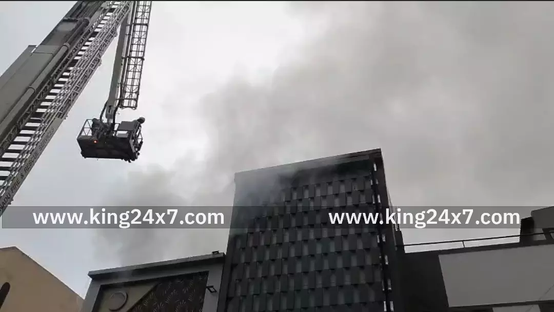 கோவையில் துணிக்கடையில் தீவிபத்து : கிரேன் உதவியுடன் தீயணைப்பு பணி தீவிரம்!