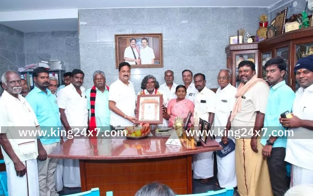 கிருஷ்ணகிரி: கலைமாமணி விருதை பெற்றவரை வாழ்த்திய எம்.எல்.ஏ.. கிருஷ்ணகிரி: கலைமாமணி விருதை பெற்றவரை வாழ்த்திய எம்.எல்.ஏ..