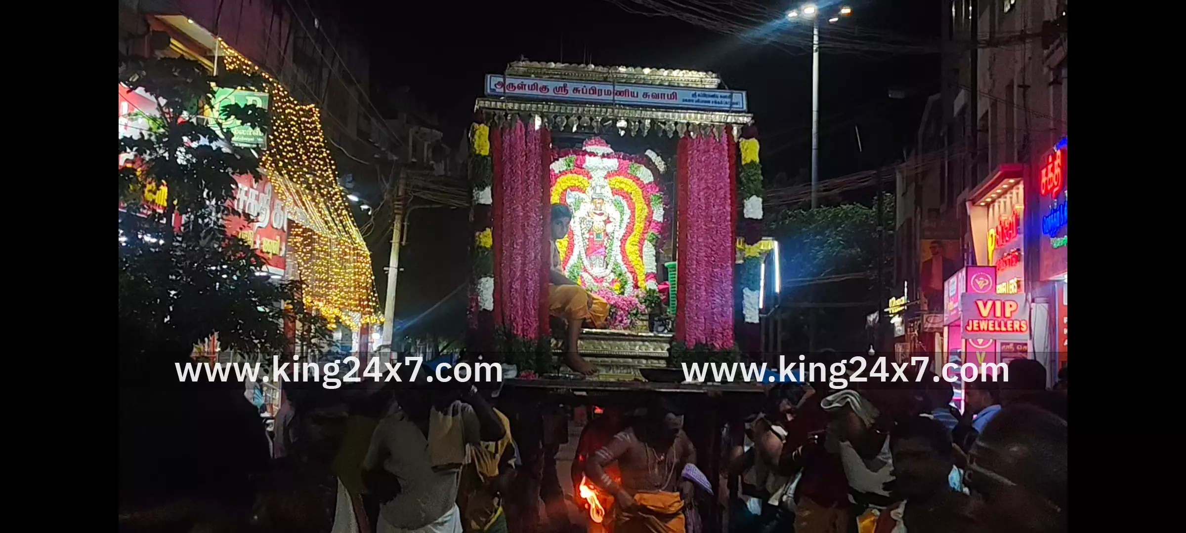 பித்தளை சப்பரத்தில் முருகப்பெருமாள் எழுந்தருளி  தரிசனம்