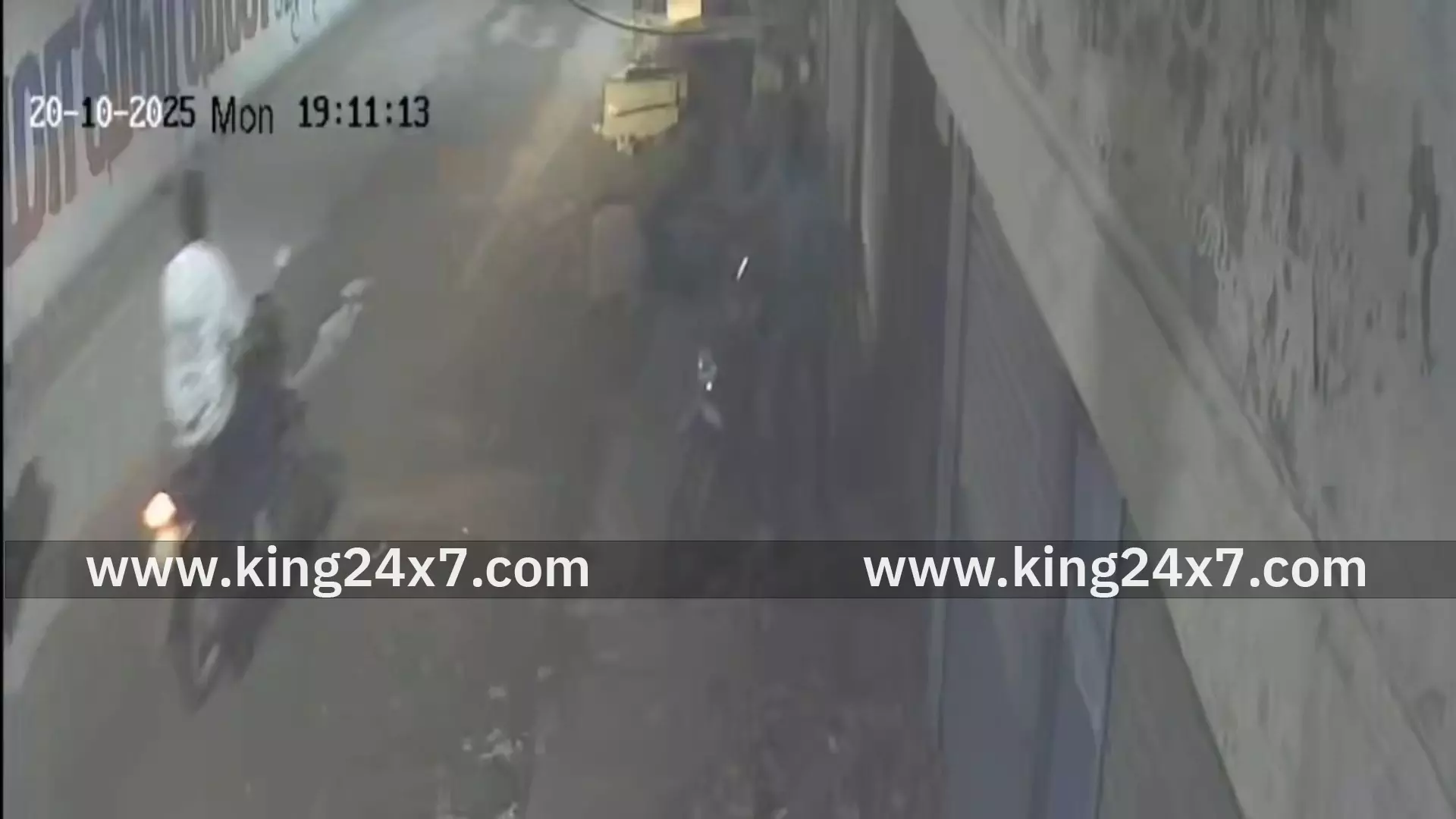 இருசக்கர வாகனம் திருடும் பரபரப்பு சிசிடிவி காட்சி