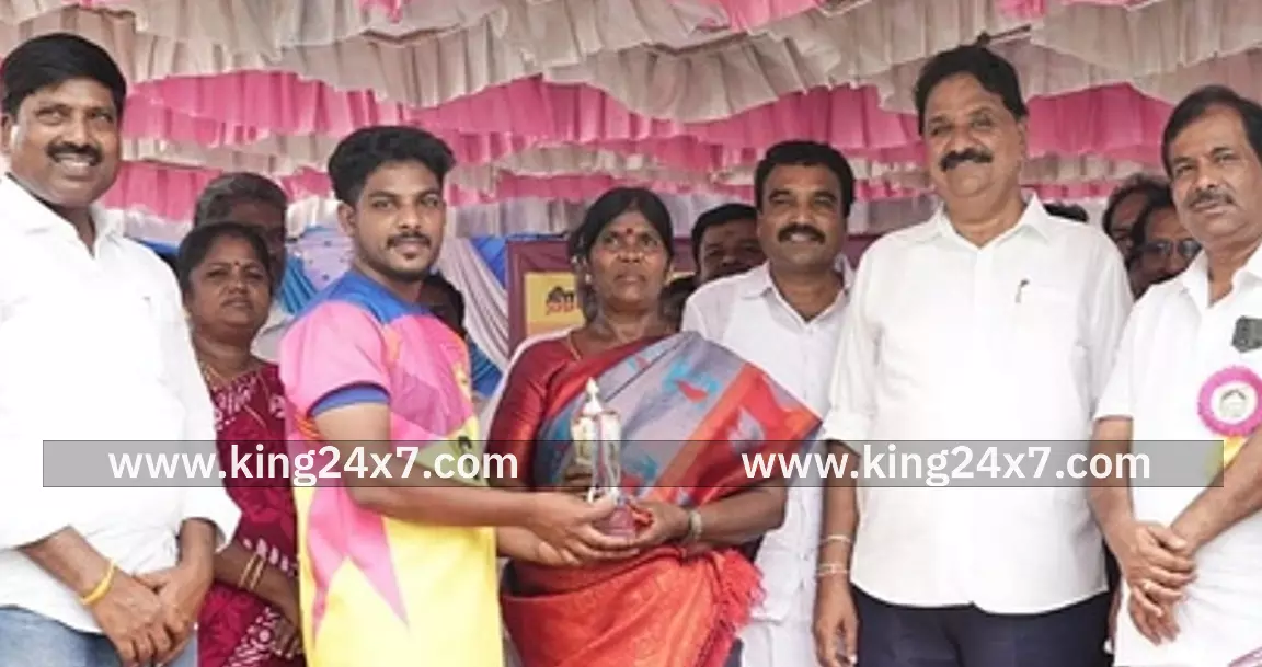 ஊத்தங்கரை: கபடி போட்டியில் வெற்றி பெற்றவர்களுக்கு பரிசு வழங்கிய எம்எல்ஏ. ஊத்தங்கரை: கபடி போட்டியில் வெற்றி பெற்றவர்களுக்கு பரிசு வழங்கிய எம்எல்ஏ.