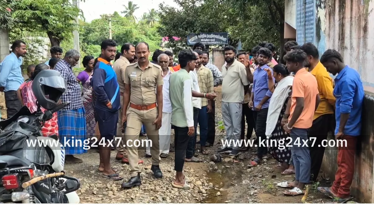 வாணியம்பாடி அருகே அரசுப் பள்ளிக்கு செல்லும் சாலை சேதமடைந்ததுள்ளதை கண்டித்தும், பள்ளிக்கு அடிப்படை வசதிகளை செய்து தரக்கோரி பள்ளிக்கு பூட்டு போட்டு பெற்றோர்கள் போராட்டம்.