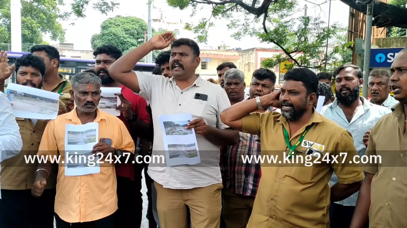 கோவை: குப்பை வாகன ஓட்டுனர்கள் போராட்டம் ! கோவை: குப்பை வாகன ஓட்டுனர்கள் போராட்டம் !