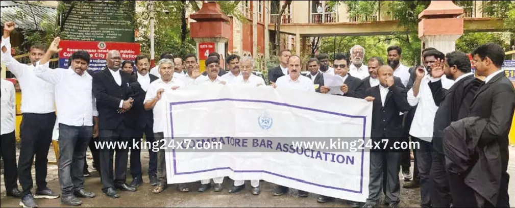 கோவை: வக்கீல் மீது தாக்குதல் - வக்கீல்கள் ஆர்ப்பாட்டம் கோவை: வக்கீல் மீது தாக்குதல் - வக்கீல்கள் ஆர்ப்பாட்டம்