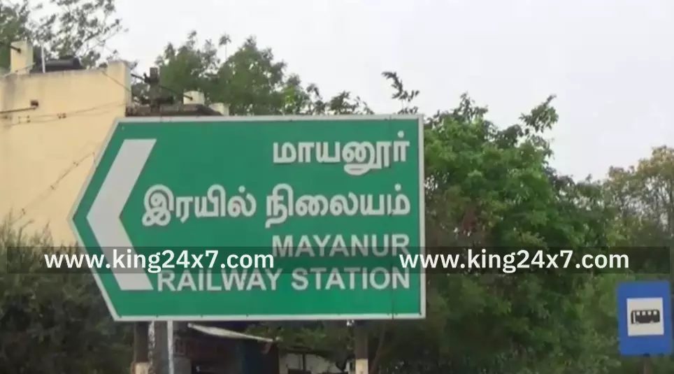 மாயனூர் பஸ் ஸ்டாப் அருகே டூ வீலர்- கார் நேருக்கு நேர் மோதி விபத்து. ஒருவர் படுகாயம்.