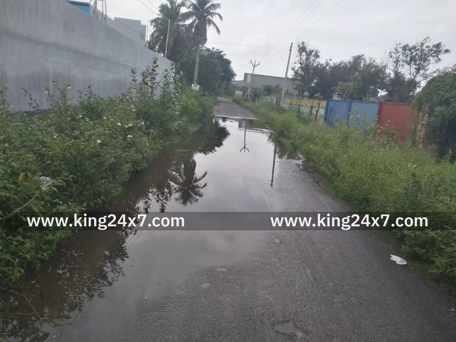 தொடர் மழையால் சாலையில் தேங்கும் மழைநீர் தொடர் மழையால் சாலையில் தேங்கும் மழைநீர்