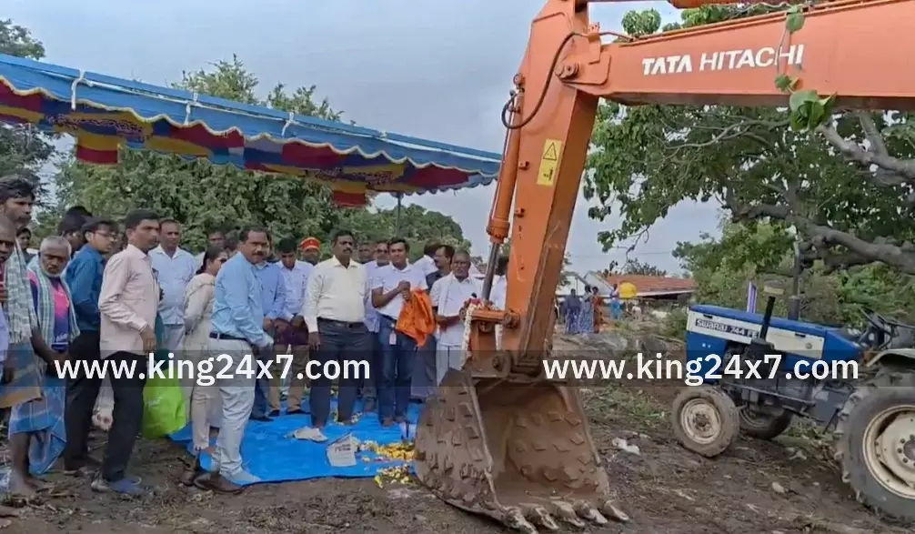 கிருஷ்ணகிரி:ஏரியில் தூர்வாரும் பணிகளை துவக்கி வைத்த கலெக்டர் கிருஷ்ணகிரி:ஏரியில் தூர்வாரும் பணிகளை துவக்கி வைத்த கலெக்டர்