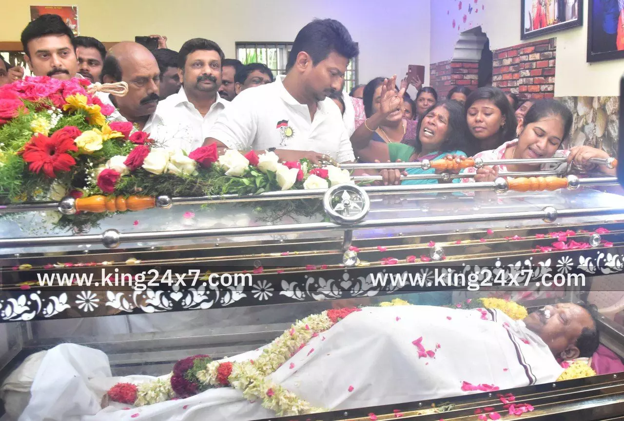 நாமக்கல் மாவட்டம் சேந்தமங்கலம் சட்டமன்ற உறுப்பினர் கு.பொன்னுசாமி உடலுக்கு அஞ்சலி செலுத்திய துணை முதலமைச்சர் உதயநிதி ஸ்டாலின். நாமக்கல் மாவட்டம் சேந்தமங்கலம் சட்டமன்ற உறுப்பினர் கு.பொன்னுசாமி உடலுக்கு அஞ்சலி செலுத்திய துணை முதலமைச்சர் உதயநிதி ஸ்டாலின்.