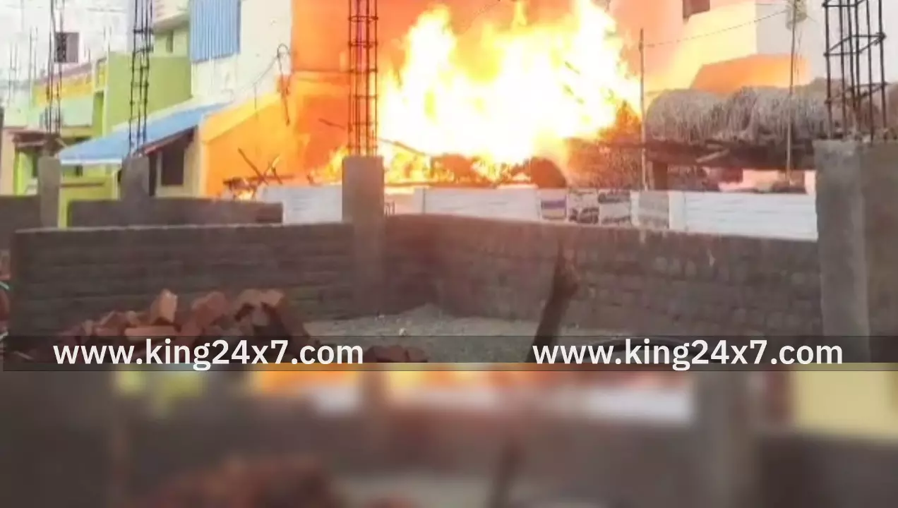 புதுக்கோட்டை: தீப்பற்றி எரிந்த கூரைவீடு புதுக்கோட்டை: தீப்பற்றி எரிந்த கூரைவீடு