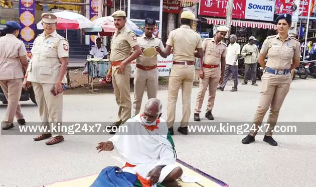 சாலையில் படுத்து போராட்டம்: சமூக ஆர்வலர் கைது