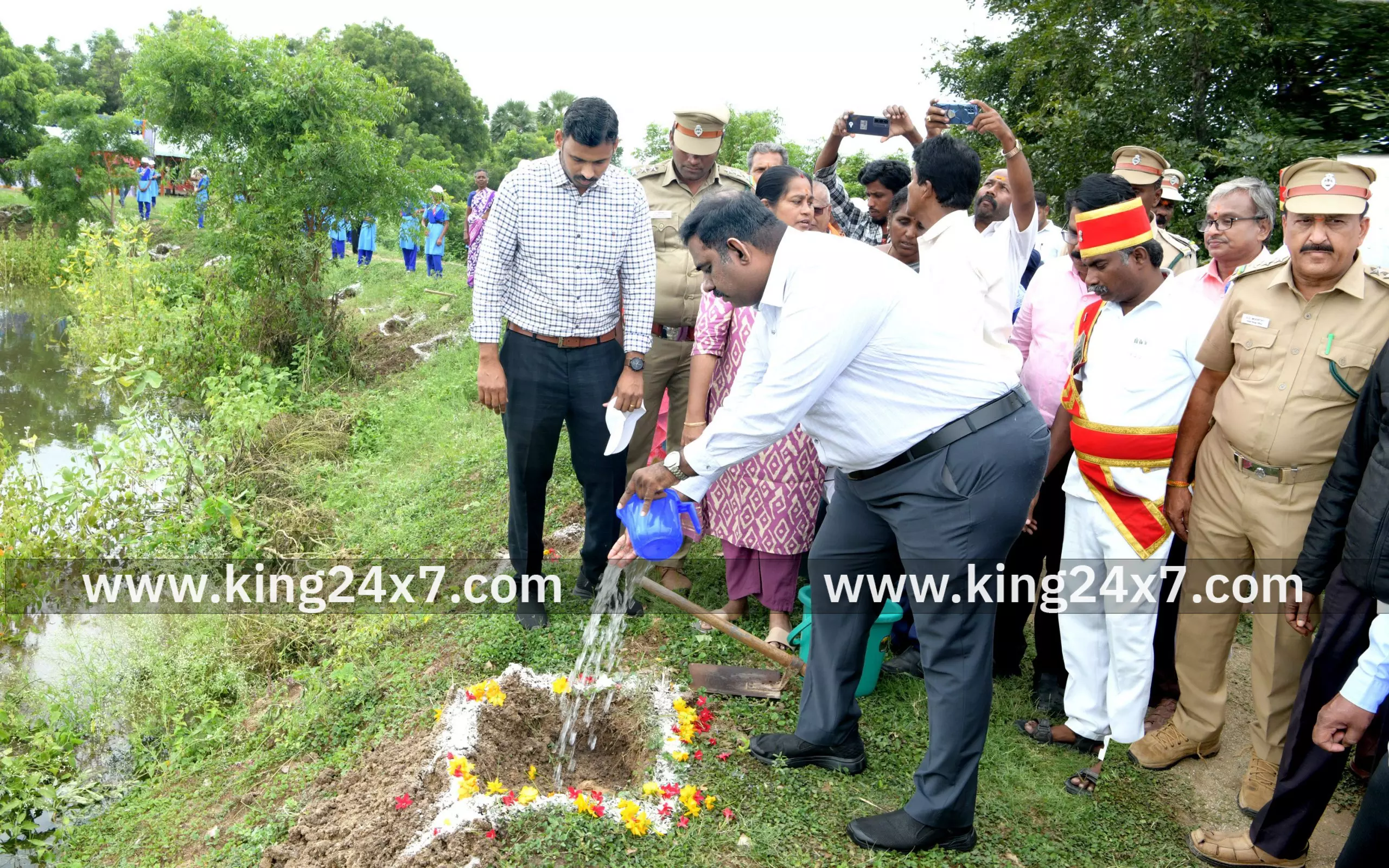 வேப்பனப்பள்ளி அருகே வசந்தப்பள்ளி ஏரி கரையோரத்தில், பனை விதைகள் நடும் பணி. வேப்பனப்பள்ளி அருகே வசந்தப்பள்ளி ஏரி கரையோரத்தில், பனை விதைகள் நடும் பணி.