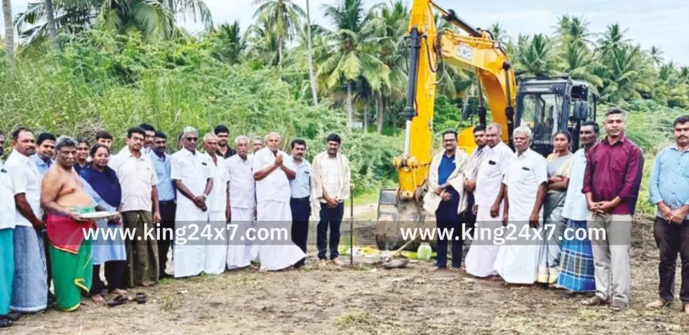 நத்தக்காடையூர் அருகே குளம் தூர்வாரம் பணி