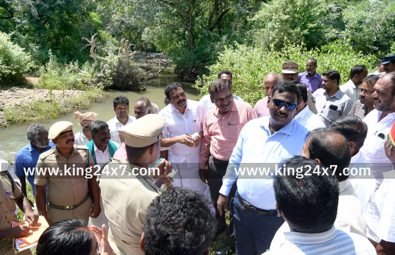 சிங்காரபேட்டை: நீர் செல்லும் கால்வாயை  ஆய்வு செய்த கலெக்டர்.