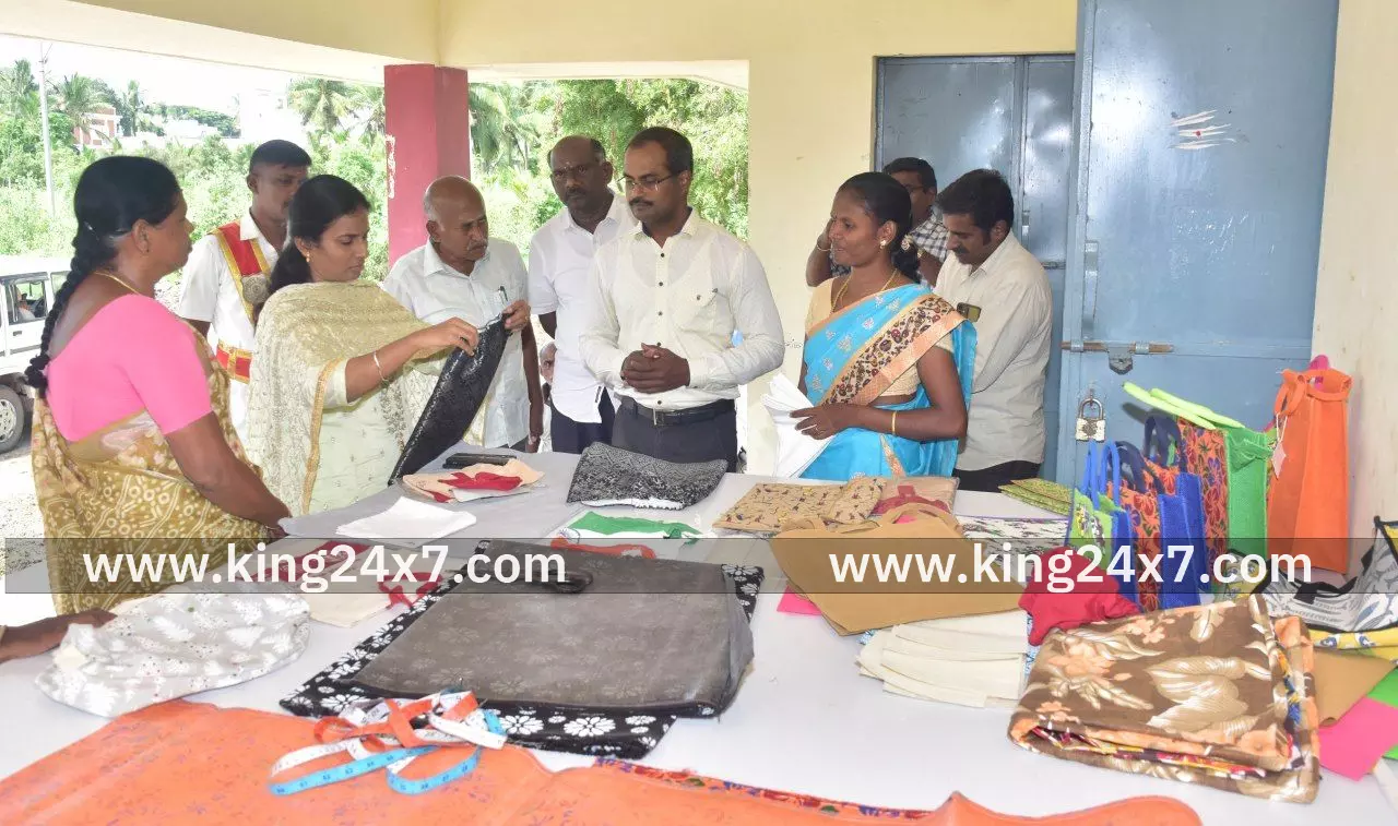 நலம் காக்கும் ஸ்டாலின்  முகாமினை பார்வையிட்டு ஆய்வு மேற்கொண்ட மாவட்ட ஆட்சியர்.