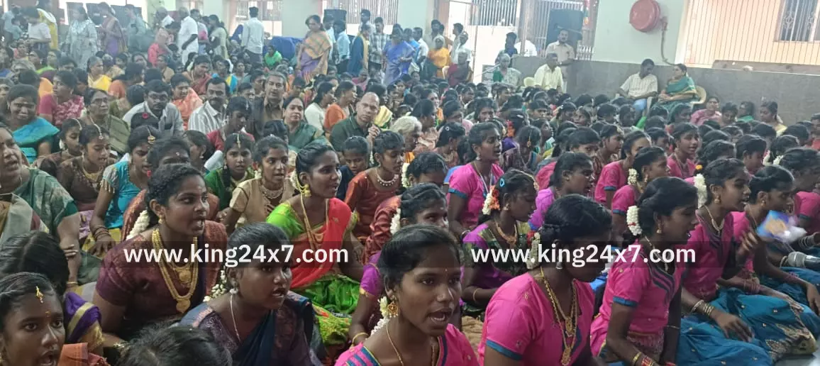 கந்த சஷ்டி கவச பாராயணம் பாடிய 180 பள்ளி மாணவிகள் கந்த சஷ்டி கவச பாராயணம் பாடிய 180 பள்ளி மாணவிகள்