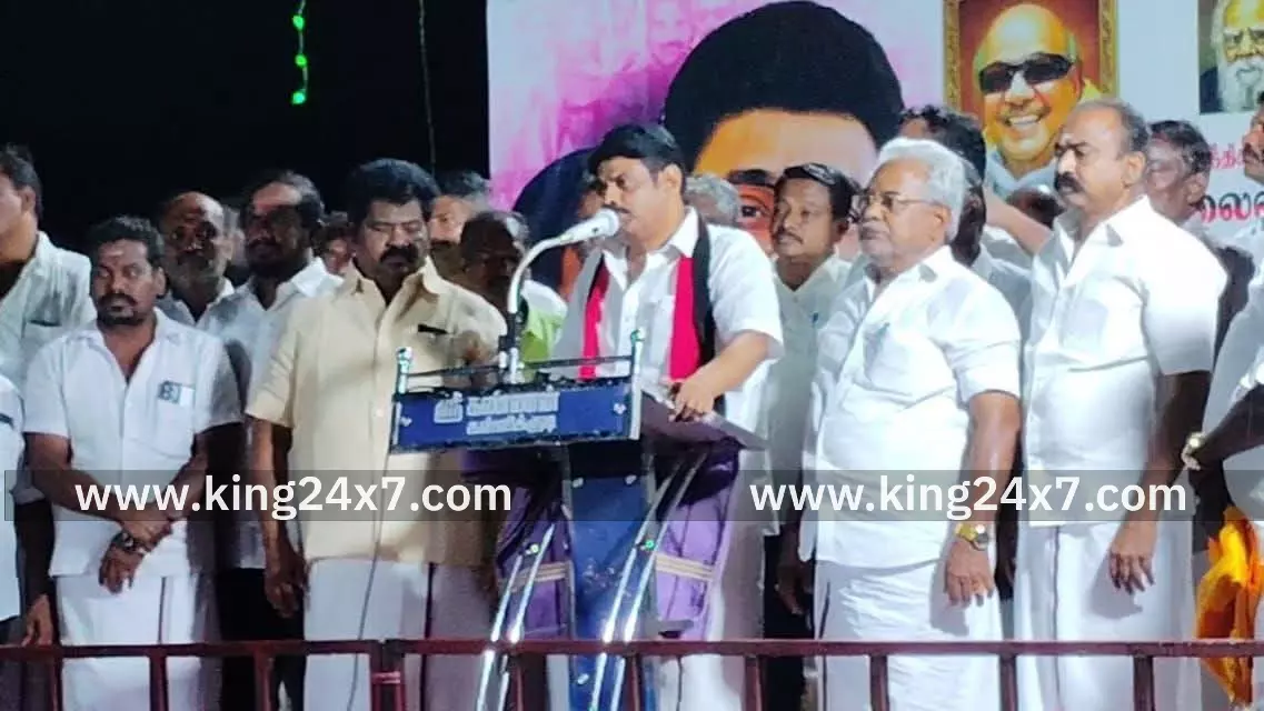 நலத்திட்ட உதவிகள் வழங்கிய திமுகவினர்