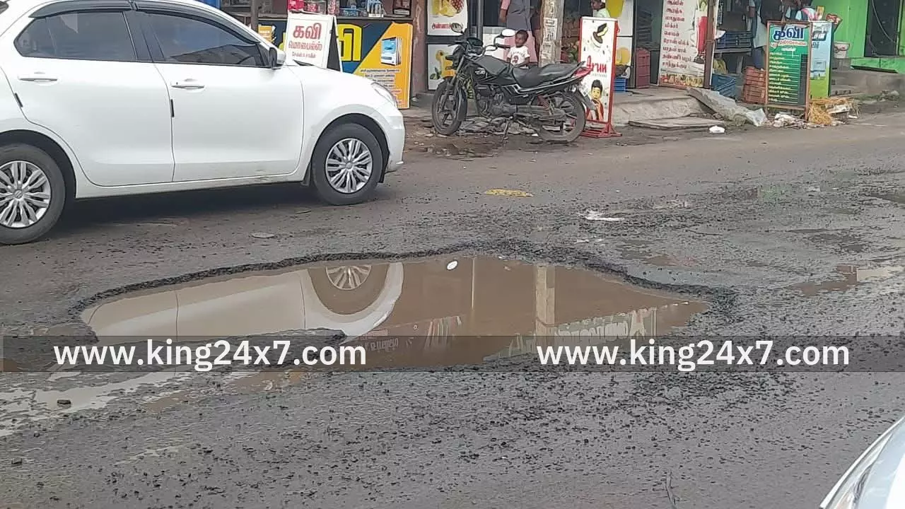 சாலையில் ஏற்பட்ட பள்ளத்தால் பொதுமக்கள் அவதி.