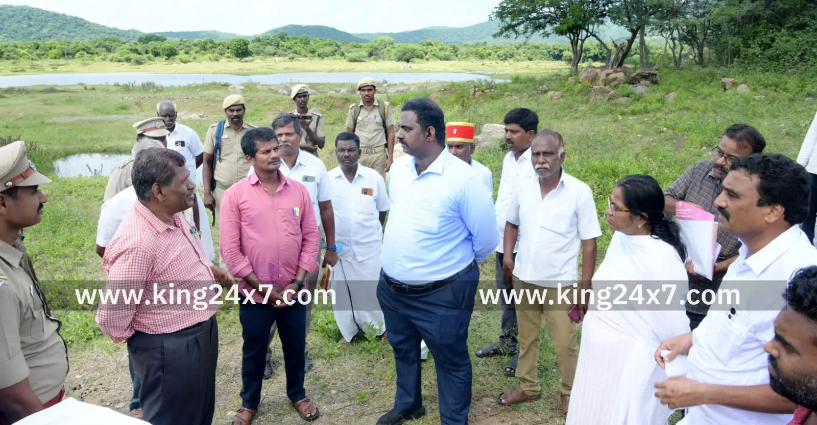 சிங்காரபேட்டை: கடப்பாரை ஆற்றிலிருந்து மதகுகளை ஆய்வு செய்த ஆட்சியர்.