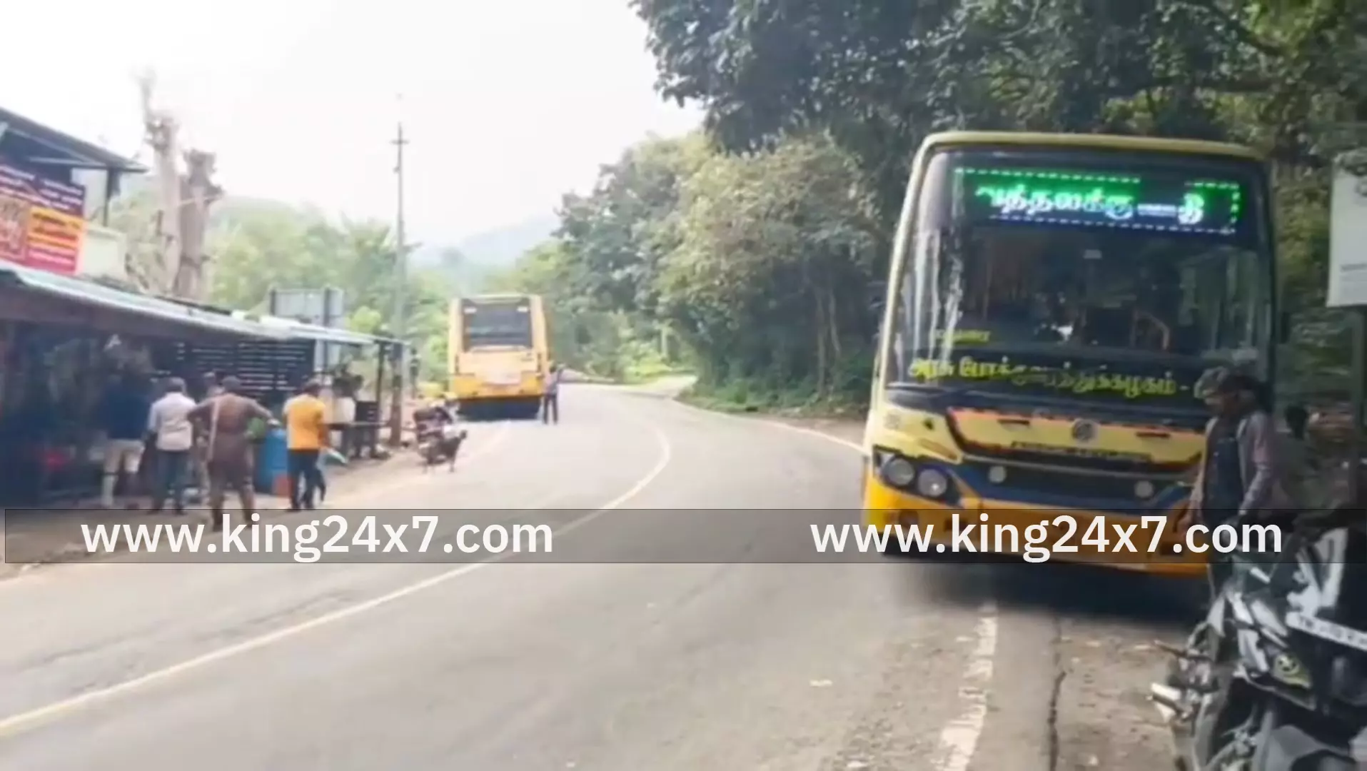 சாலை ஓரங்களில் அமைக்கப்பட்டுள்ள கடைகளால் போக்குவரத்து நெரிசல் சாலை ஓரங்களில் அமைக்கப்பட்டுள்ள கடைகளால் போக்குவரத்து நெரிசல்