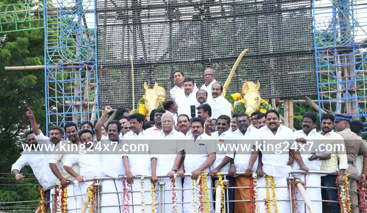 மருது பாண்டியர்கள் சிலைக்கு மாலை அணிவித்த அமைச்சர்