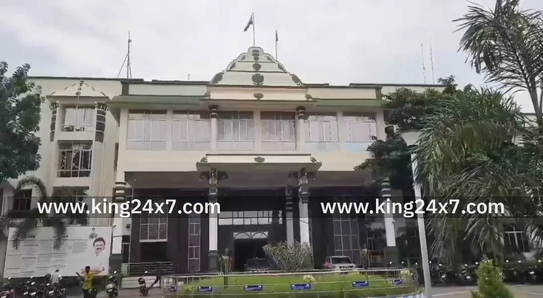 கரூர் துயர சம்பவத்தில் சிக்கி காயம் அடைந்த தனக்கு எந்தவித நிவாரண தொகையும் கிடைக்கவில்லை- கரூர் மாவட்ட ஆட்சியரிடம் பெண்  புகார் மனு